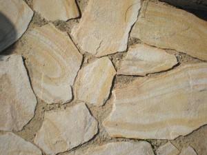 Камень Бело-жёлтый с разводами натуральный песчаник пластушка